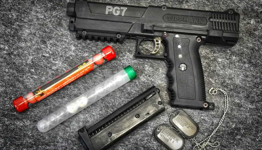 Pistolet na kule gumowe Tippmann PG7 z magazynkiem i kulkami. Czy pistolet na kule gumowe jest legalny? Sprawdź przepisy!