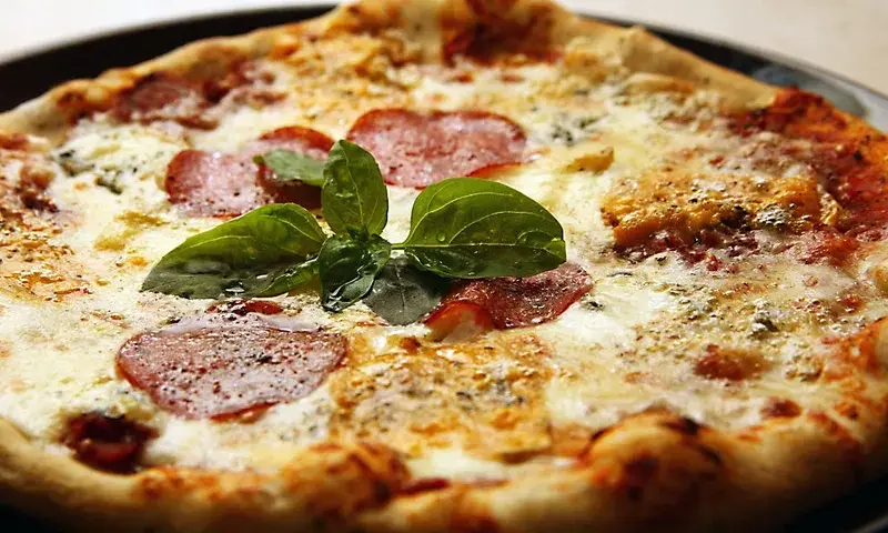 Jak zrobić włoską pizzę: prosty przepis na idealne ciasto i sos