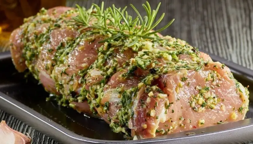 Schab w aromatycznej marynacie z czosnkiem i ziołami, gotowy do pieczenia. Idealna marynata do schabu na obiad.