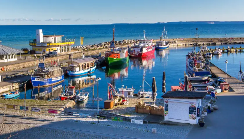 Boote im Hafen von Sassnitz, ein malerischer Ort für Tourismus.
