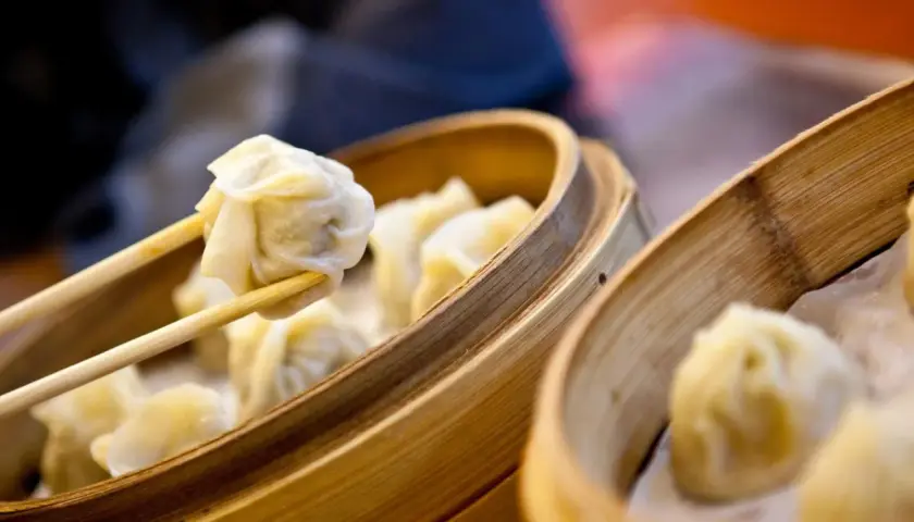 Dampfende Dumplings im Bambuskorb, bereit zum Genießen. Ein köstliches Dumplings Rezept zum Nachmachen.