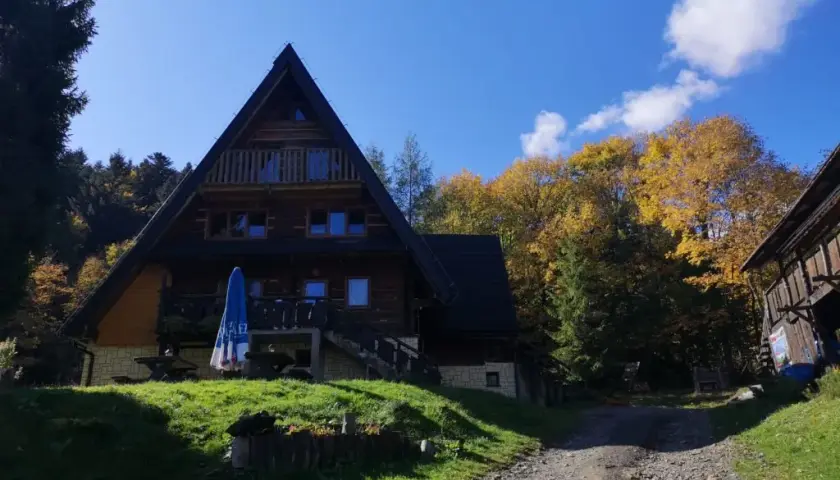 Bacówka pod Honem w Cisnej: Poznaj serce Bieszczad!