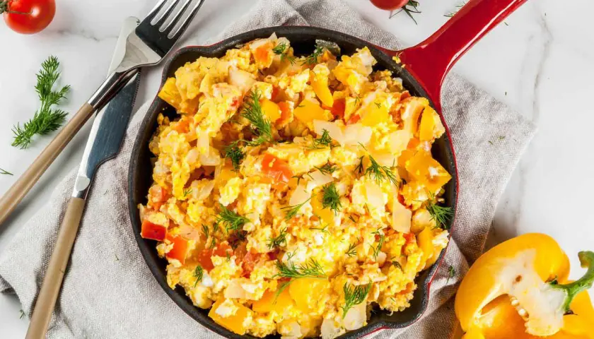 Uova strapazzate con peperoni e cipolle, un classico per la colazione o un pasto veloce. Questa peperoni e uova ricetta abruzzese è semplice e gustosa.