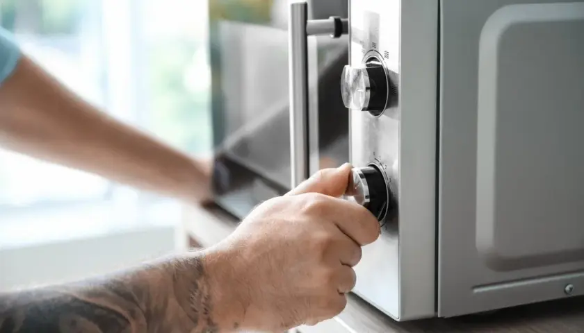 Czego nie podgrzewać w mikrofali: 10 produktów i alternatywy