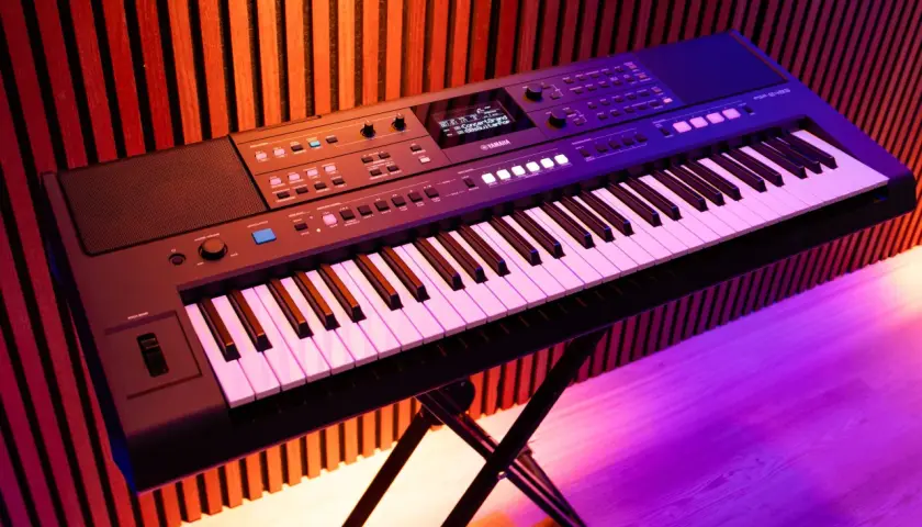 Czarny keyboard Yamaha PSR-E463 na statywie, idealny do nauki gry. Sprawdź nasz ranking keyboardów dla dzieci!