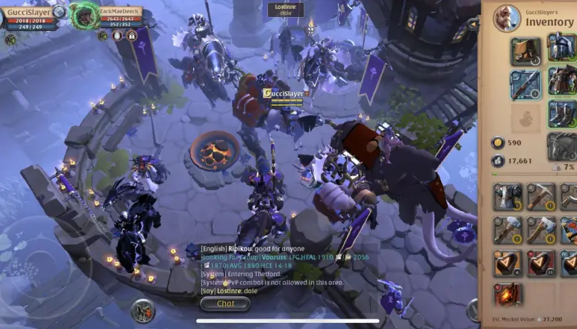 Gracze w Albion Online na Androidzie walczą w miejskiej scenerii. Widoczny jest ekwipunek postaci GucciSlayer.