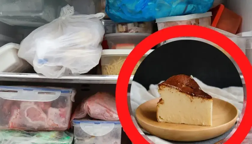 Kawałek sernika na talerzyku, otoczony przez zamrożone jedzenie w zamrażarce. Czy sernik można mrozic? Tak, można!