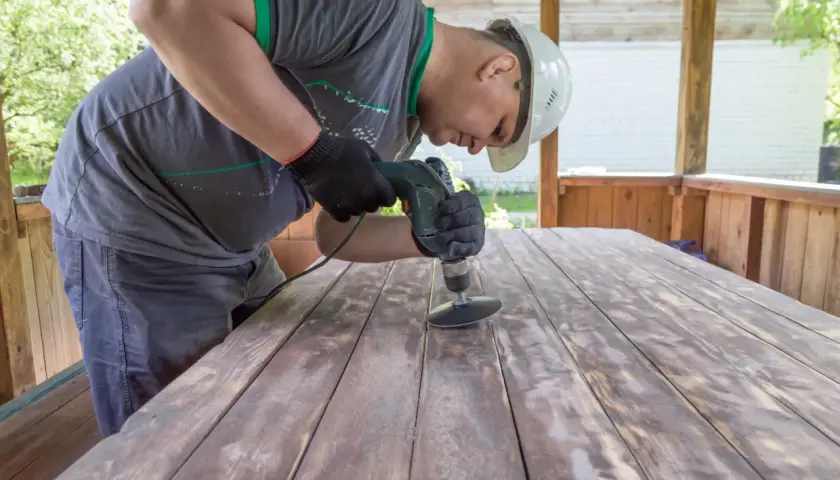 Naprawa chwiejącego się krzesła DIY: Przywróć mu stabilność!