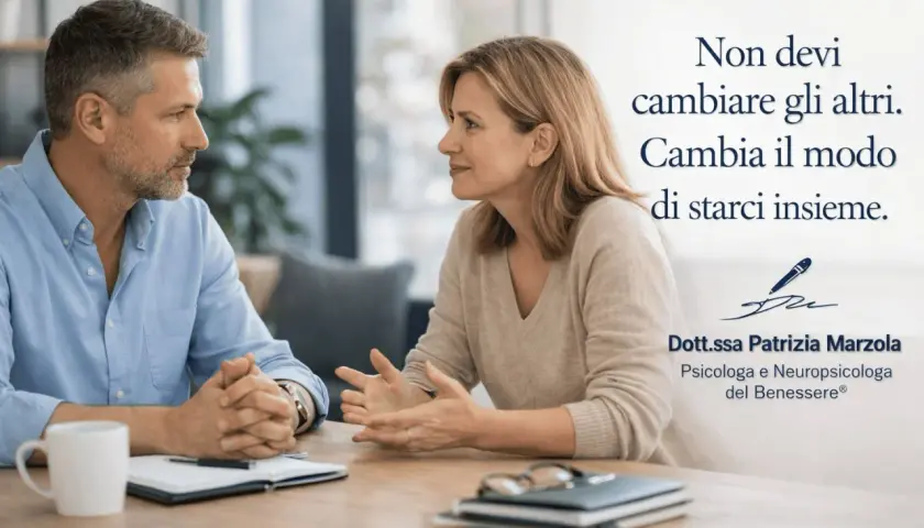 Coppia in colloquio, lei parla con le mani, lui ascolta. "Non devi cambiare gli altri. Cambia il modo di starci insieme.