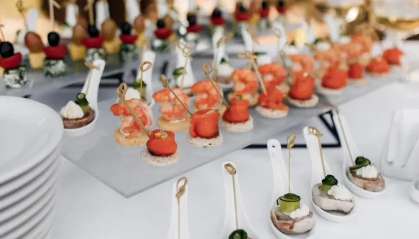 Catering na urodziny: ile kosztuje? Planuj budżet mądrze!