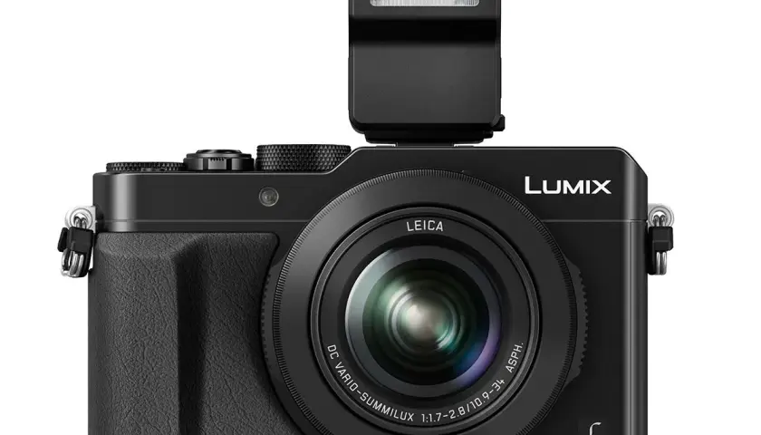 Czarny aparat Panasonic Lumix LX100 III z wysuwanym fleszem i obiektywem Leica.