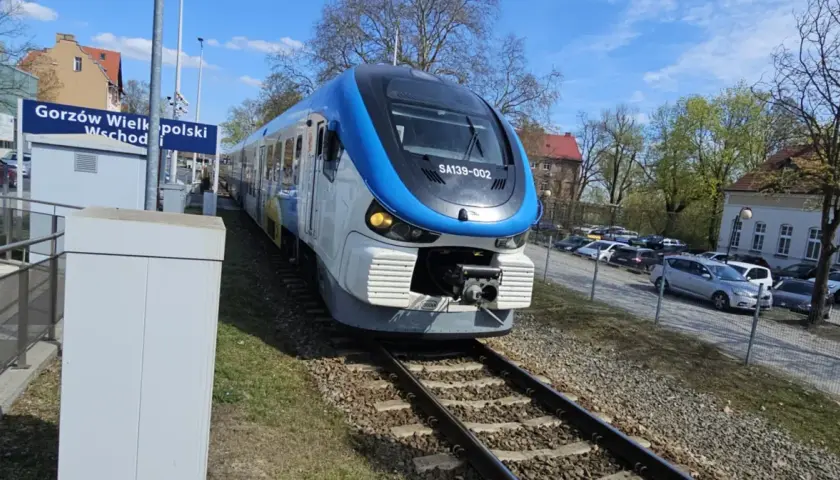 Pociąg SA139-002 na stacji Gorzów Wielkopolski Wschodni. Czy to oznacza awaria taboru?