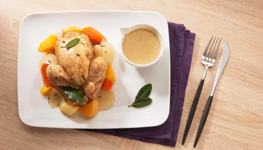 Un coq au Riesling, servi avec des légumes racines rôtis et sa sauce onctueuse. Quel accompagnement avec un coq au riesling ? Ces légumes sont parfaits !