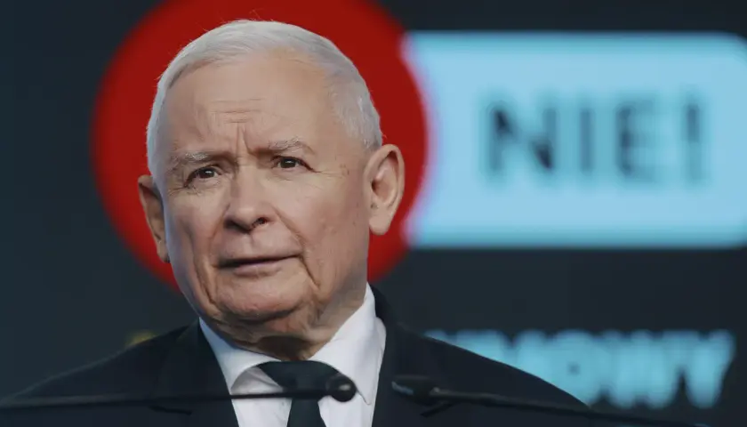 Jarosław Kaczyński, lider PiS, w garniturze i z polską flagą na klapie. Czy to on ma największe szanse na start w wyborach prezydenckich?
