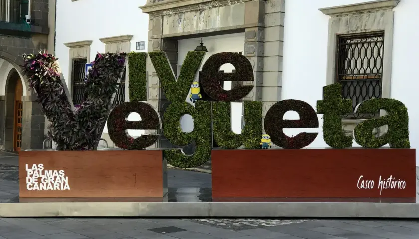 ¡Vive Vegueta en Las Palmas de Gran Canaria! Letras gigantes cubiertas de vegetación y dos minions dan la bienvenida al casco histórico.