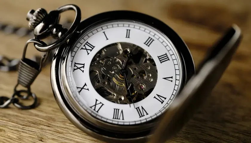 Elegancki zegarek kieszonkowy z widocznym mechanizmem. Czasomierz wskazuje godzinę, która minęła półtorej godziny od ostatniego nakręcenia.