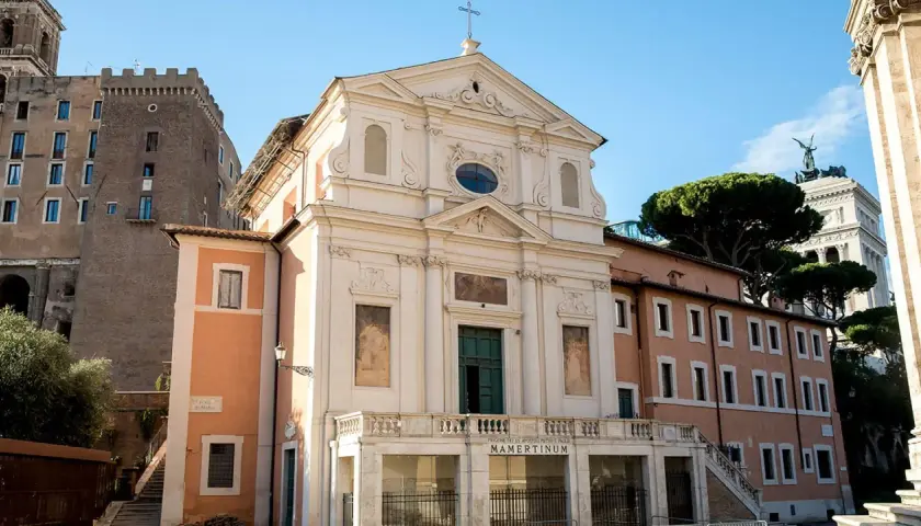 Façade d'une église à Rome, avec l'inscription "MAMERTINUM" visible, rappelant la prison Mamertine.