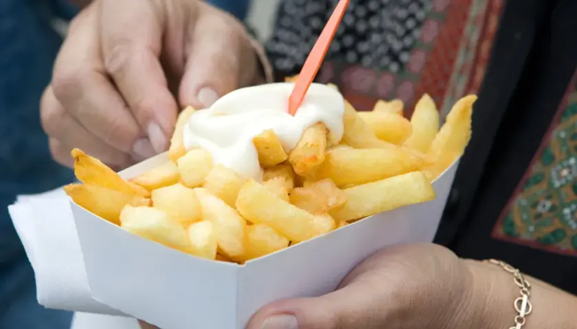 Złociste frytki z majonezem, które przypominają o tym, skąd pochodzą frytki – z Belgii.