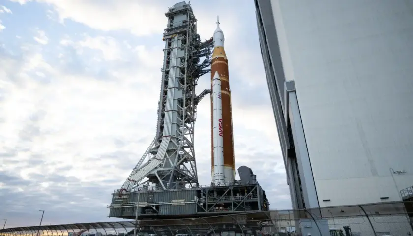 Ogromna rakieta SLS NASA stoi na platformie startowej, gotowa do podróży na Księżyc.