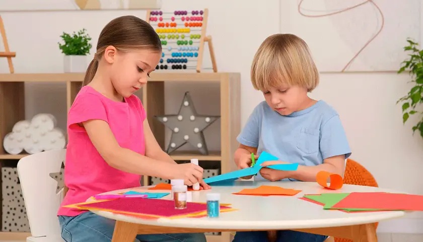 Niños recortando y pegando, creando arte con dibujos para recortar y pegar para imprimir.