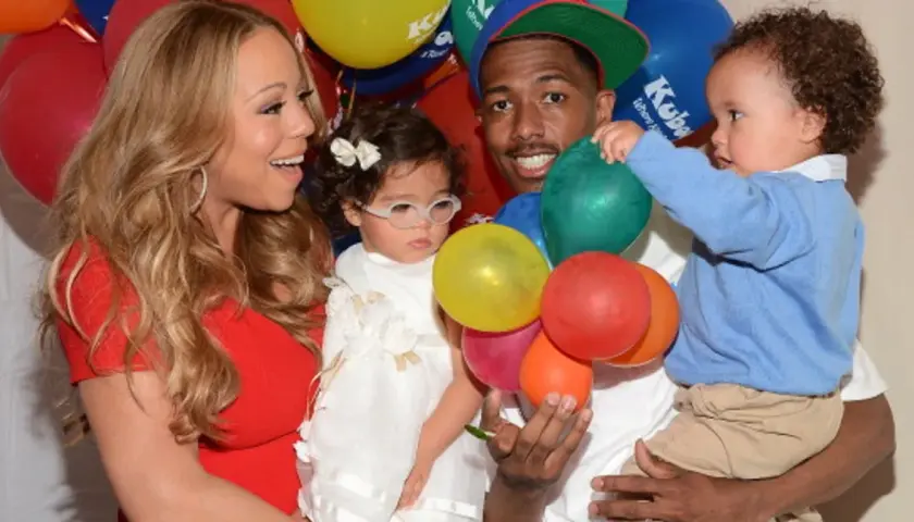 Mariah Carey z dziećmi, Monroe i Moroccanem, świętuje w otoczeniu kolorowych balonów.