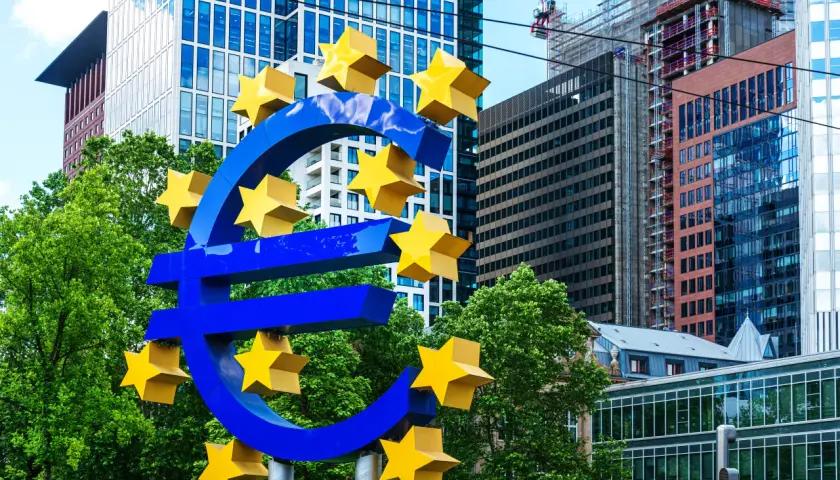 Czy warto inwestować w euro? Korzyści, ryzyka i aktualne trendy ekonomiczne