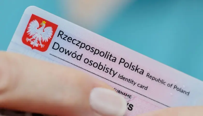 Dłoń trzyma polski dowód osobisty. Czy zamiast dowodu można mieć paszport? Dowód osobisty to dokument tożsamości.