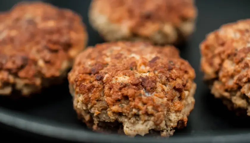 Gebratene Hackfleisch-Patties auf einem Teller. Wie lange ist hackfleisch gebraten haltbar?