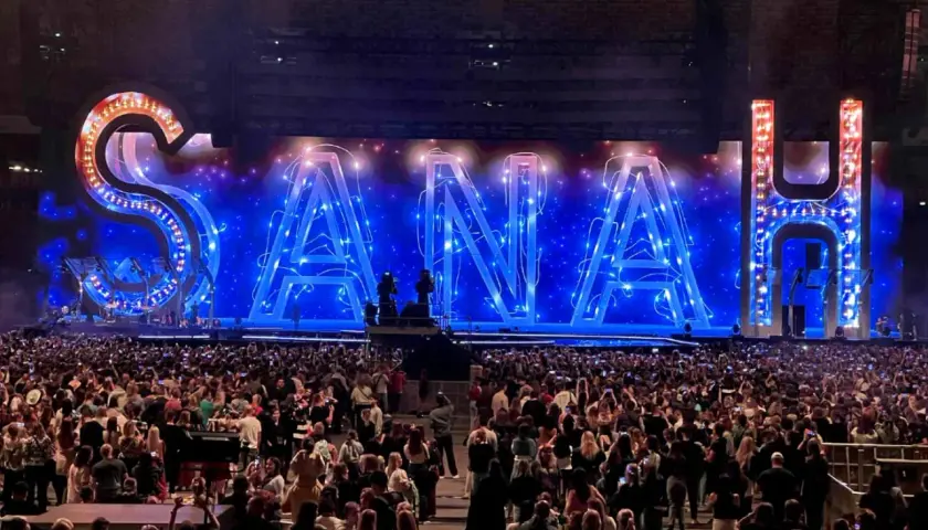 Koncert sanah w Warszawie. Ogromny napis SANAH na scenie, tłum fanów z telefonami w górze.