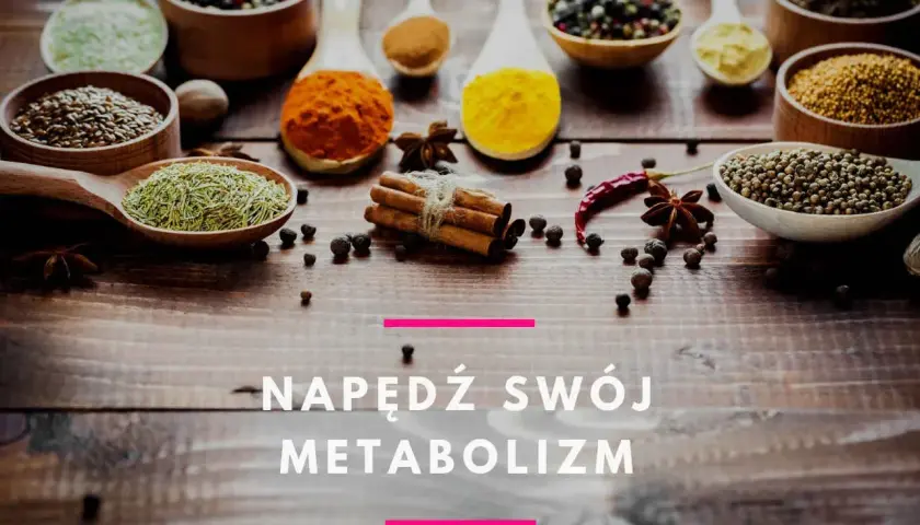 Drewniane łyżki z przyprawami: kurkumą, cynamonem, ziołami i pieprzem.