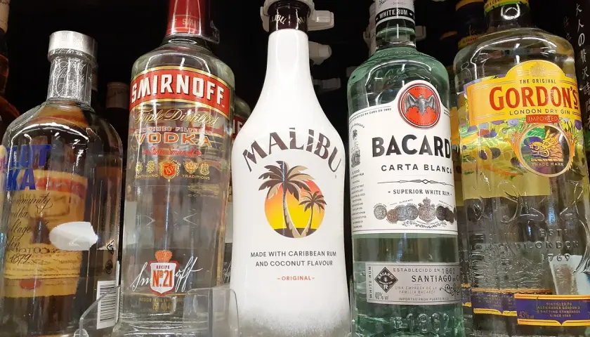 Butelki alkoholi: Malibu, Smirnoff, Bacardi, Gordon's.
