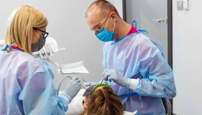Dlaczego nie można jeść po znieczuleniu u dentysty? Poznaj ryzyko