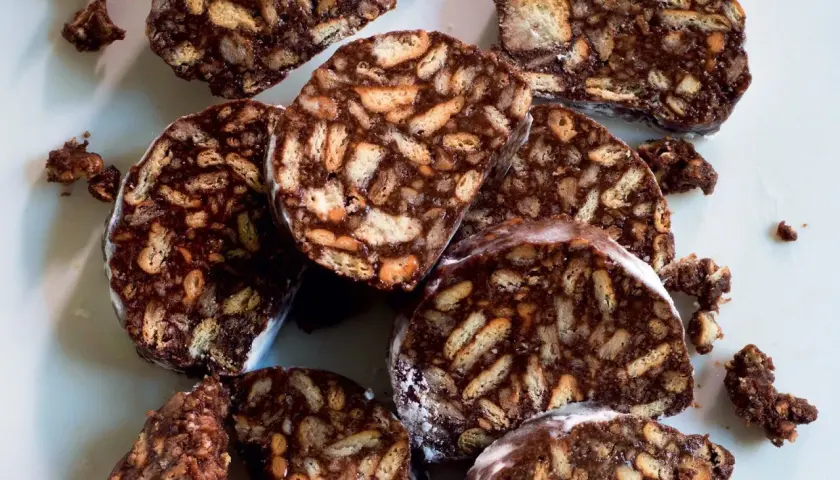 Saporita torta di biscotti e cioccolato, perfetta per ricette con cioccolato al latte avanzato. Un dolce goloso e facile da preparare.