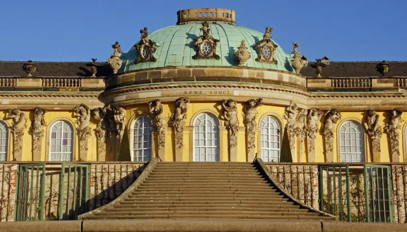 Sanssouci, eine prachtvolle ritterburg in Brandenburg, wo Kinder staunend die Architektur bewundern.