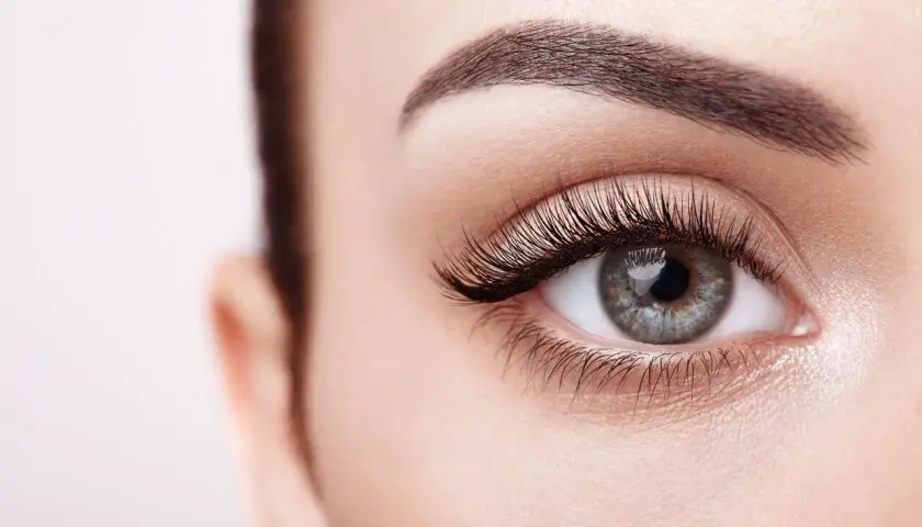Stylizacja rzęs 1 do 1: Jak uzyskać naturalny efekt bez obciążenia