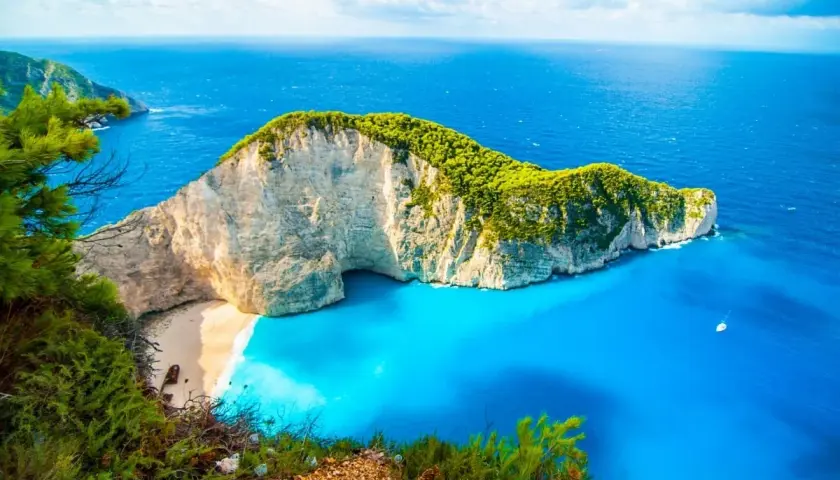 Grecja gdzie na wakacje? Wyobraź sobie Navagio Beach na Zakynthos – białe klify, turkusowa woda i ukryta plaża. Idealne miejsce na niezapomniany urlop.