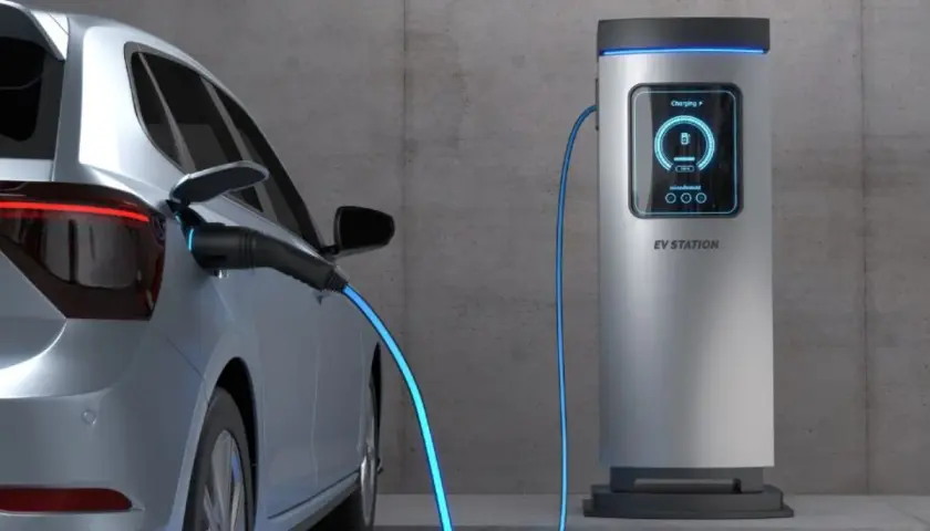 Srebrny samochód elektryczny podłączony do stacji ładowania. Zastanawiasz się, ile kosztuje ładowanie elektryka?