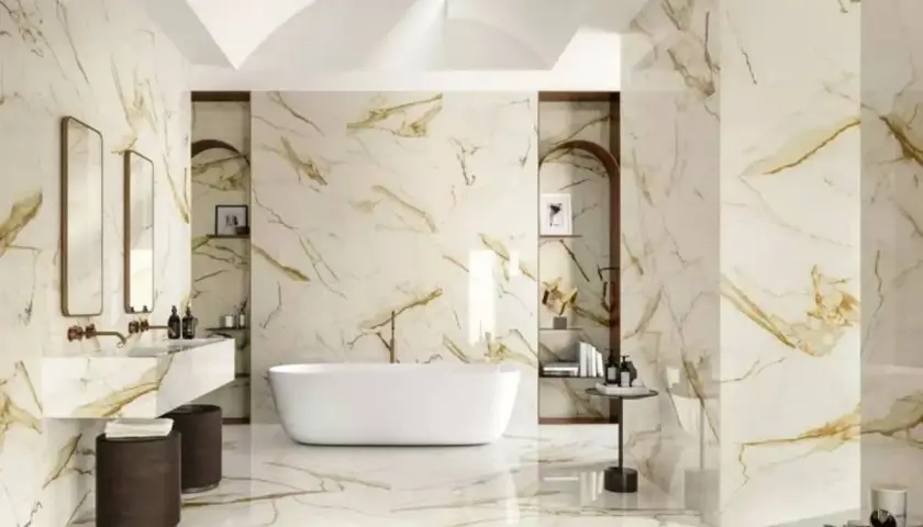 Bagno lussuoso con pavimento lucido effetto marmo. Pro: eleganza. Contro: scivolosità.