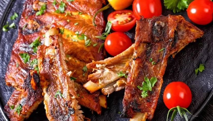 Soczyste żeberka z rękawa Ani Gotuje, pieczone do perfekcji, podane z pomidorkami i papryczkami.