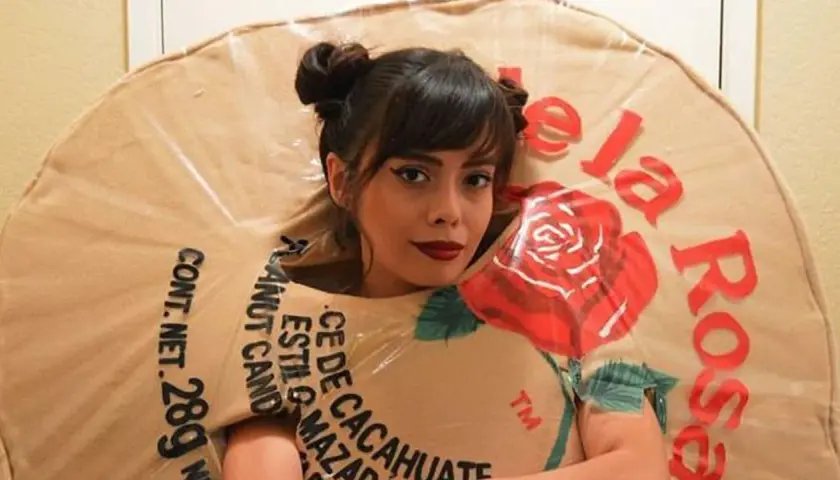 Kobieta w stroju opakowania z różą i napisem "La Rosa".