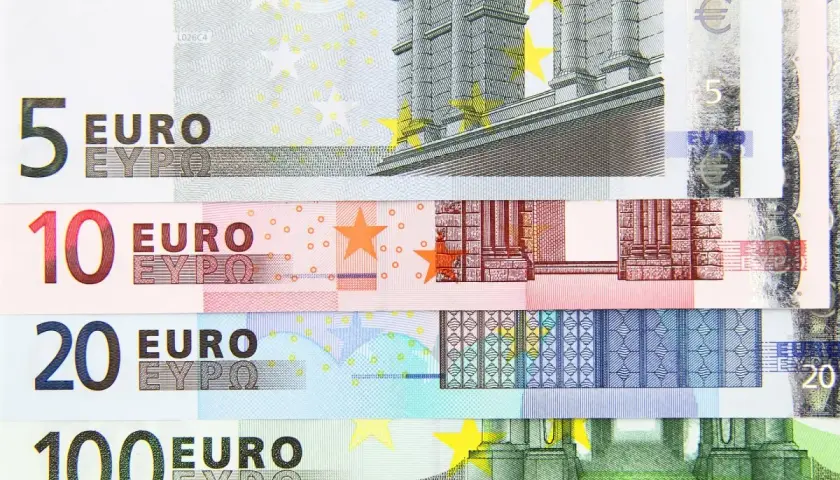 Banknoty euro o nominałach 5, 10, 20 i 100. To waluta używana na Malcie i w wielu innych krajach Europy.