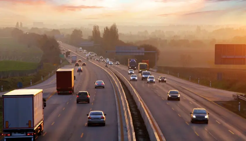 Autostrada w Niemczech o zachodzie słońca. Uważaj na prędkość, by uniknąć mandatów w Niemczech.