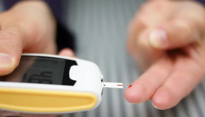 Pomiar glukometrem pokazuje prawidłowy poziom cukru we krwi z palca. Wynik 4.8 mmol/L.