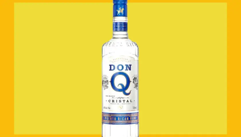 Don Q Cristal, der beste Rum für Mojitos, in einer Flasche auf gelbem Hintergrund.