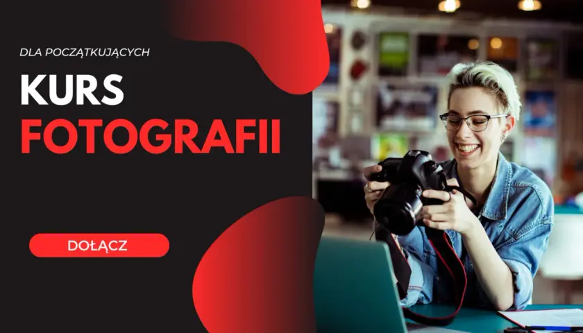 Uśmiechnięta dziewczyna z aparatem, zaproszenie na kurs fotografii dla początkujących. Dołącz!