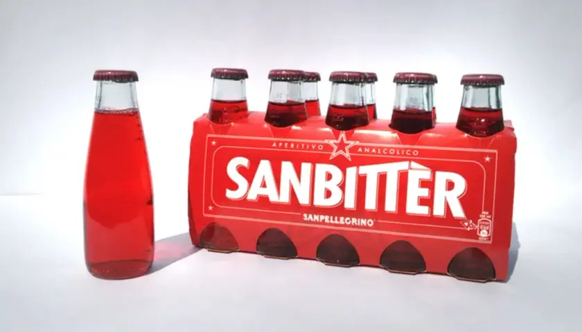 Sanbitter Aperitivo Analcolico: rote Flaschen mit dem Schriftzug Sanbitter. Die sanbitter inhaltsstoffe sind geheim, aber der Geschmack ist unverkennbar.