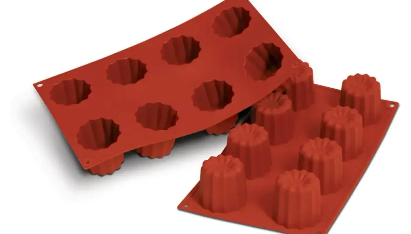 Deux moules en silicone rouge pour cannelés, prêts pour votre prochaine recette.