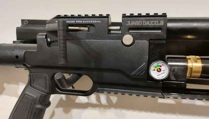 Czarne wiatrówki Kral Puncher Jumbo z manometrem Kral Arms i oznaczeniem Jumbo Dazzle.