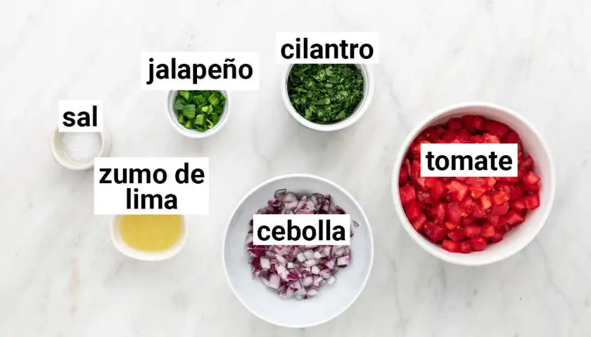 Ingredientes para pico de gallo: tomate, cebolla, jalapeño, cilantro, jugo de lima y sal.