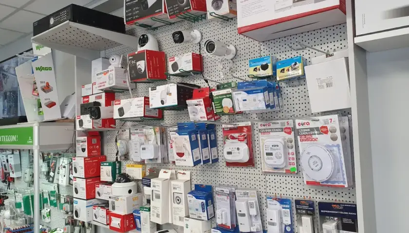 W hurtowni elektrycznej elpunkt znajdziesz kamery, czujniki dymu i ruchu, alarmy oraz inne akcesoria do zabezpieczeń.